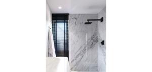 Chuveiro com Tubo de Parede Off Black