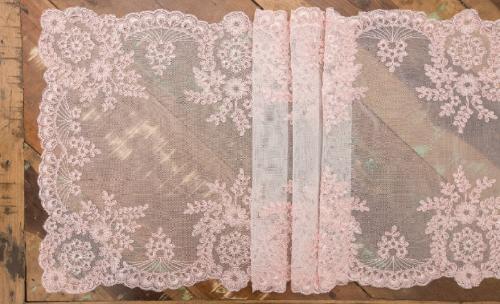 Trilho de Mesa Off White Rosa Manu Fisch