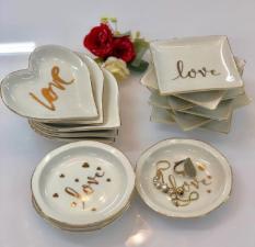 Porta An�is em Cer�mica Love Quadrado Branco e Dourado