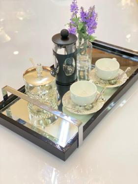 Bandeja Preta na Laca Espelhada com Al�as Prateadas