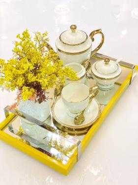 Bandeja Amarela na Laca Espelhada com Al�as Prateadas