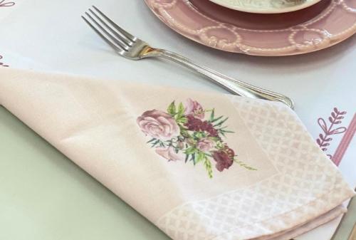 Guardanapo Bege com Flores Rosa