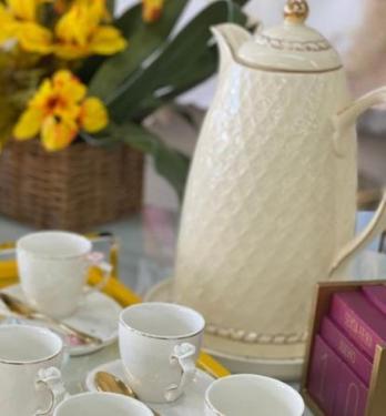 Garrafa Termica Porcelana Renda Creme 28cm 900ml