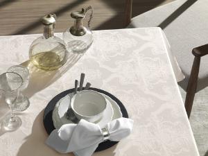 TOALHA DE MESA KARSTEN HAROLD BRANCO RETANGULAR 12 LUGARES - 160 X 320 CM