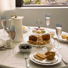 Prato para doce duplo em cristal Wolff Pearl 32x24cm com borda de bolinhas elegantes para servir doces