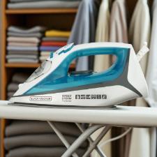 Ferro a vapor antigotejamento com revestimento ceramic gliss Black+Decker Ceramic Gliss 220v azul