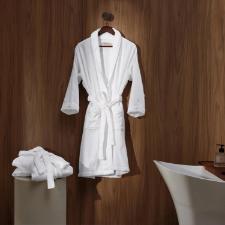 Roup�o feminino 100% algod�o Trussardi Am�lia GG branco e nocciola