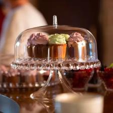 Prato para bolo com p� em pl�stico SMMA Guzzini Tiffany 30x27cm