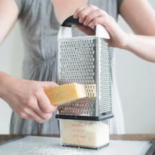 Ralador 4 Lados com dispenser em a�o inox OXO Good Grips 30x11x7cm prata e preta