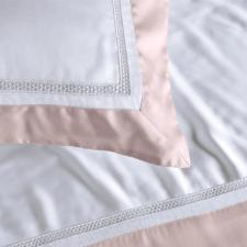 Jogo de Fronhas Trussardi Contessina 300 Fios Cetim de Bambu 50x90cm Branco e Rose: Eleg�ncia e Maciez Absoluta