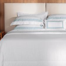 Fronha Trussardi Rivus 50x90cm em Linho e Algod�o Branco e Azul: O �pice do Requinte e Conforto T�rmico