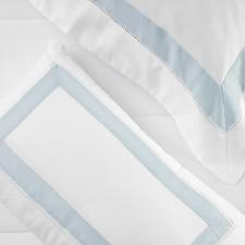 Almofada Trussardi Rivus 30x50cm em Linho e Algod�o Branco e Azul: Eleg�ncia e Frescor Italiano