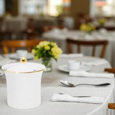 A�ucareiro Oxford Sofia 200ml em porcelana com friso de ouro: Delicadeza e eleg�ncia