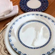 Prato Raso em Porcelana Vista Alegre Azure Lux 26,5cm: A Eleg�ncia Cl�ssica do Azul e Branco em sua Mesa