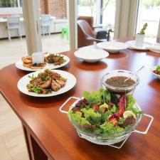 Saladeira Forma Andrea com molheira e colher: Eleg�ncia e praticidade para servir saladas 3 Litros