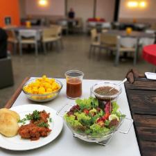 Saladeira Forma Andrea com molheira e colher: Eleg�ncia e praticidade para servir saladas 3 Litros